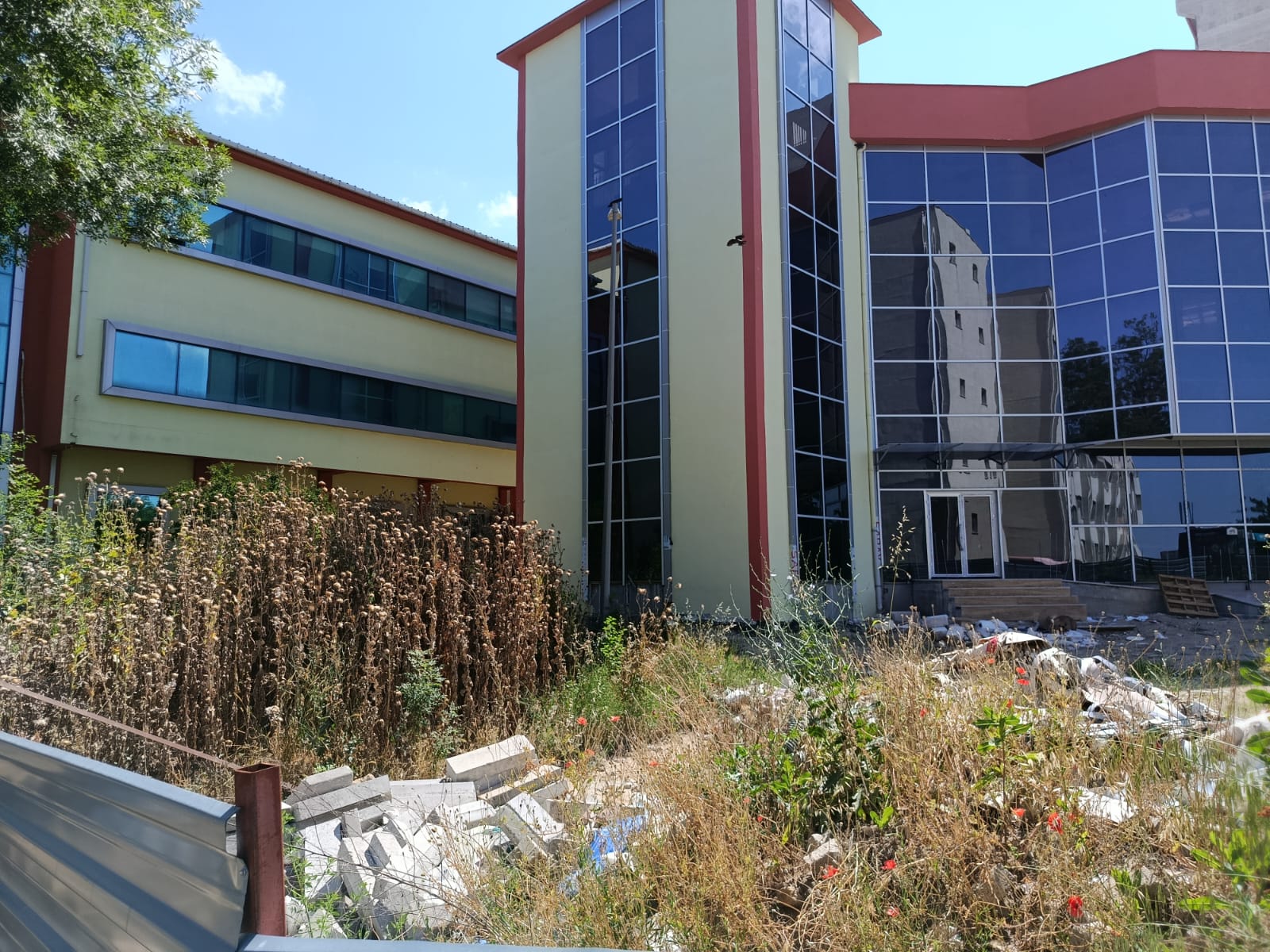 Hayırsever iş insanı Soner Çeker'in bağışıyla 1 yıl 3 ay önce yapımına başlanan ve 8 ay önce %80'inin tamamlandığı açıklanan Trakya Üniversitesi Balkan Onkoloji Hastanesi ek binasının kaderine terk edilmesi, aşırı yoğunluk nedeniyle muayene olamadan şehir dışından geri dönen kanser hastalarını çaresiz bıraktı.